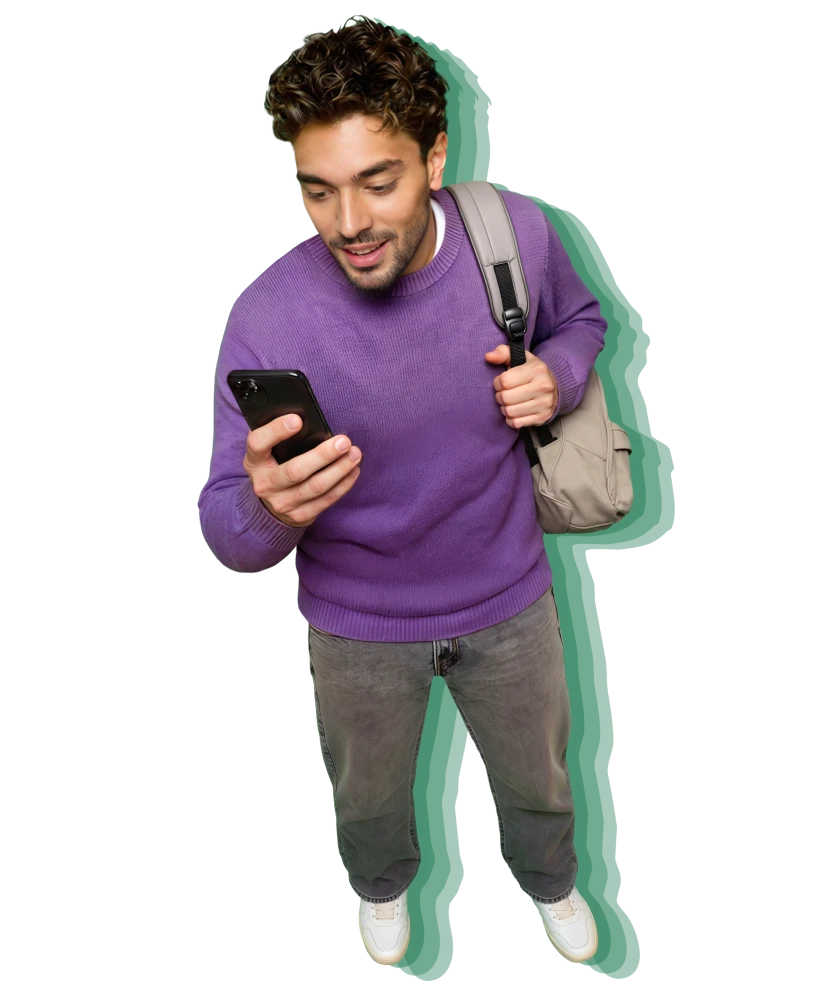 Un homme avec un sac à dos consulte son smartphone.